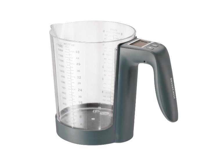 Een grijze maatbeker met digitale weegschaal van Silvercrest.