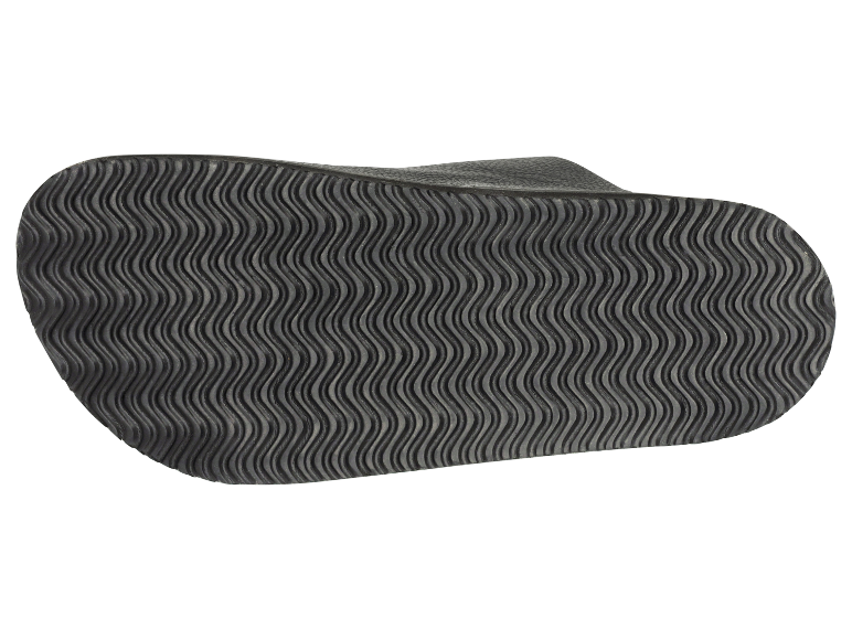 Zwarte sandalen met gegolfde zolen.