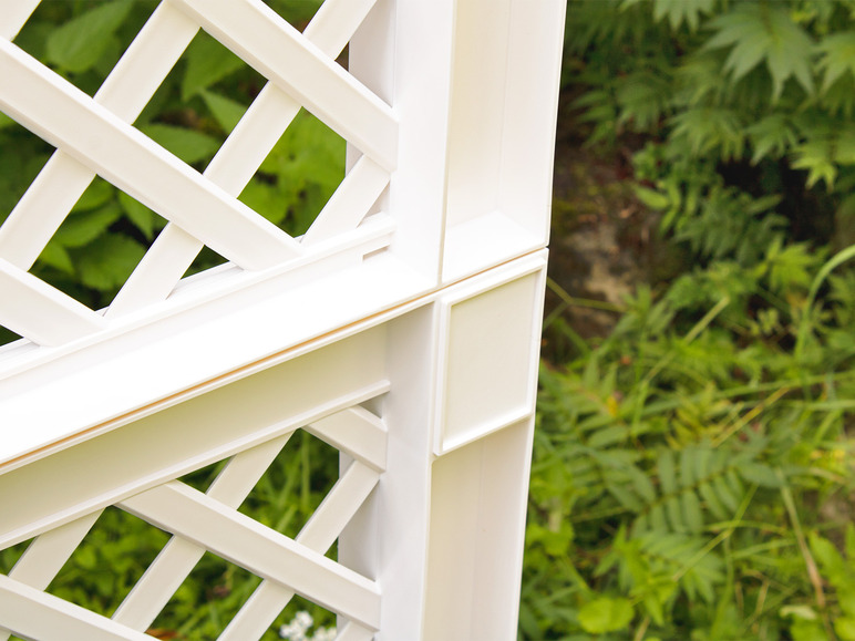 Witte trellis-paneel met diagonaal patroon.