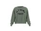 Groene sweatshirt met zwarte tekst 'JE T'AIME PARIS'.