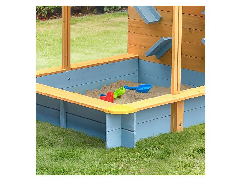 Houten zandbak met blauwe en gele details, zandspeelgoed en waterglijbanen.