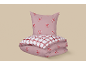 Roze beddengoedset met zuurstokken en ruitpatroon.