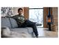 Jongen in 'Aspen Colorado' hoodie zit op een bank in een gezellige woonkamer.