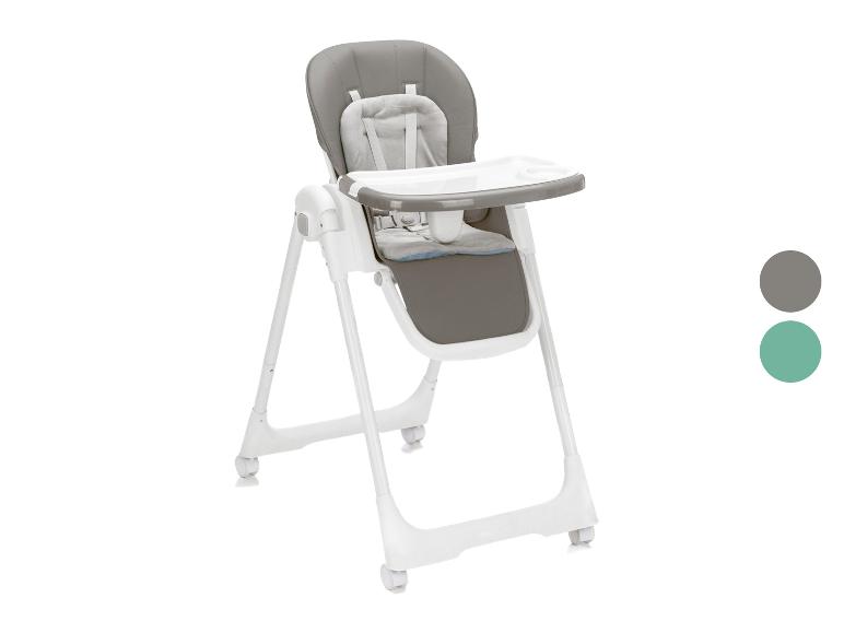 Grijze en witte kinderstoel met afneembaar blad en veiligheidsgordel.
