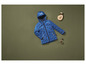 Een blauwe softshell jas met een ruimtethema voor kinderen.