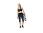 Vrouw in sportbeha en capri legging met yogamat.