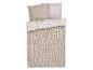 Beige en wit dekbed met kussenslopen met een geometrisch patroon.