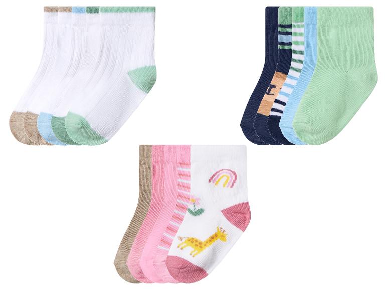 Drie sets van vijf paar babysokjes in diverse kleuren en patronen.