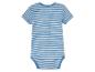 Een gestreept babypakje met korte mouwen.