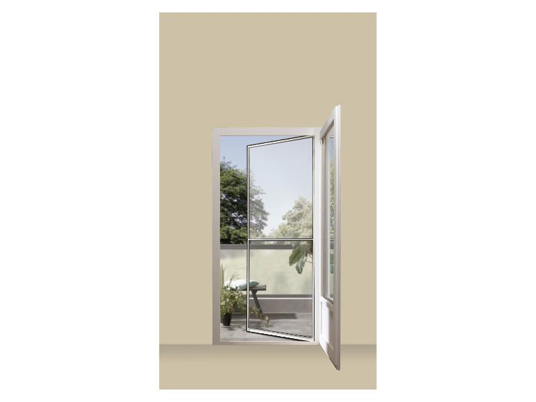 Open balkondeur met hor, die leidt naar een balkon met planten.