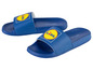 Twee blauwe slippers met Lidl-logo.