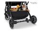 Zwarte kinderwagen met een mand met speelgoed en een waterfles.