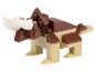 Speelgoed triceratops gebouwd van bruine en beige blokken met witte hoorns
