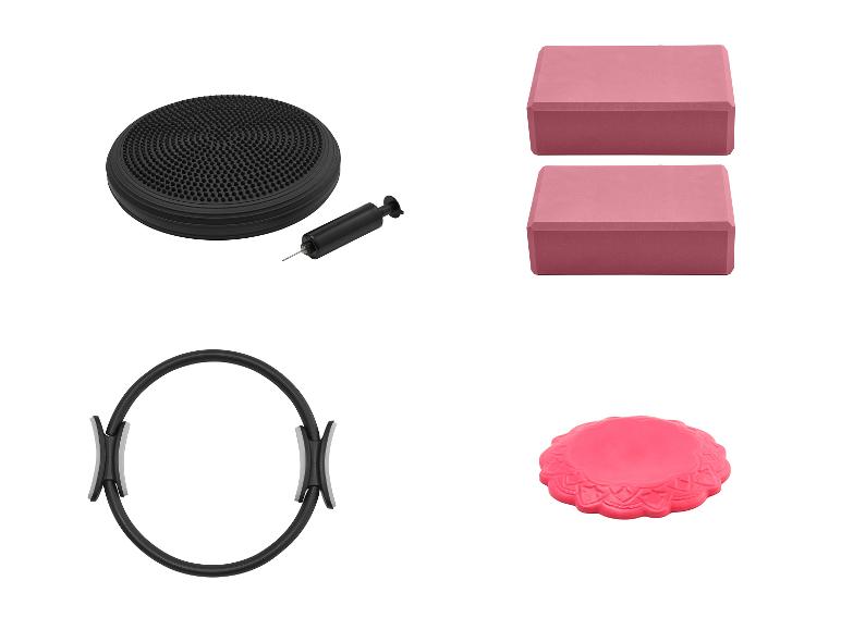 Pilates- en yoga-accessoires: balansschijf, yogablokken, Pilatesring en massagekussen.