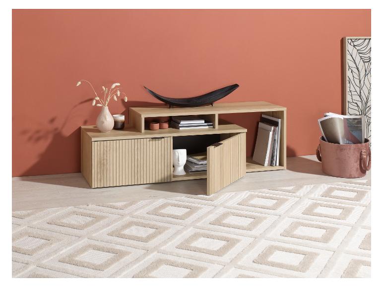 Modern lichte houten tv-meubel met opbergruimte, versierd met designobjecten.