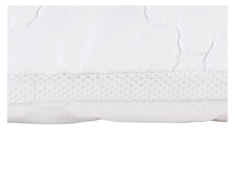Wit gewatteerd matrasbeschermer of kussen met een mesh detail.
