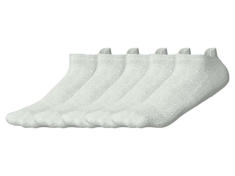 Vijf paar witte, sportieve onzichtbare sokken, op een rij gerangschikt.