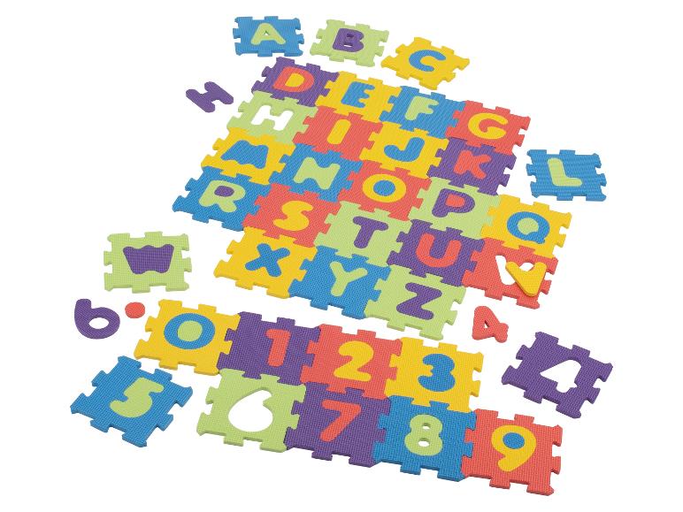 Kleurrijke schuimmatten met alfabetletters en cijfers.