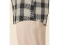 Geruit overhemd en beige broek.