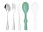 Een set roestvrijstalen bestek inclusief een lepel, vork, mes en een groene opscheplepel.
