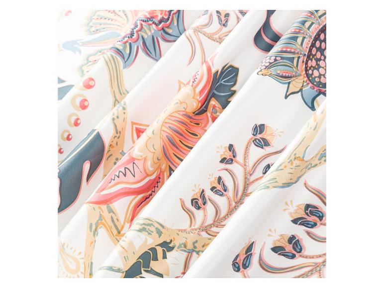 Witte stof met roze, oranje en blauwe bloemenprints.