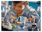 Een kind speelt met LEGO City Space Adventures: laboratorium en astronauten.