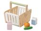 Houten boodschappenmand met speelgoedmelk, sap en fruit.