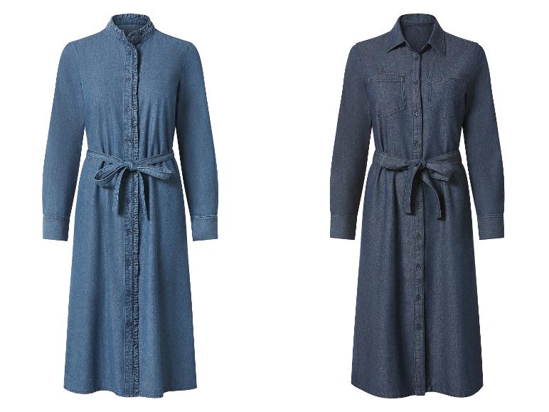 Twee lange denim jurken met lange mouwen: een lichtblauwe met ruches en een donkerblauwe met zakken.