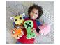 Lachend kind met pluchen videogamefiguren: bij, creeper, vos en varken.