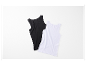 Twee effen tanktops, een zwarte en een witte, liggen op een witte achtergrond.