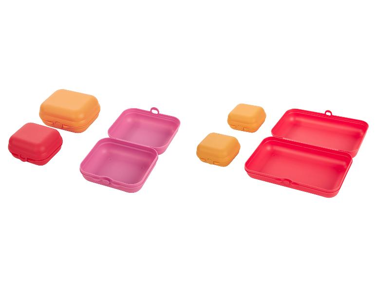 Kleurrijke lunchboxen: groot en klein, roze, oranje en rood.