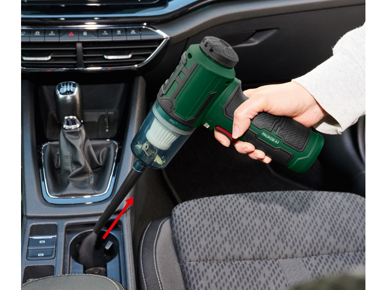 Handstofzuiger voor auto's reinigt de bekerhouder.