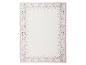 Rechthoekige placemat met een geschulpte roze rand en een delicaat bloemenpatroon.
