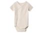 Beige babyromper met korte mouwen en overslagsluiting.