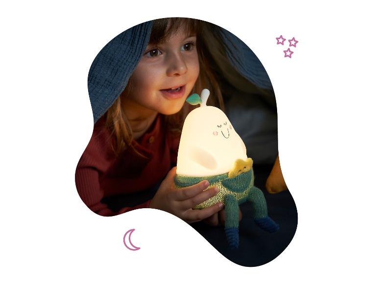 Een kind houdt een schattige peer-vormige nachtlamp vast.