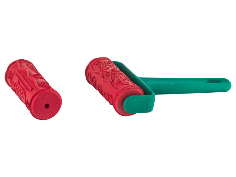 Twee rode reliëfrollen met groene handvatten.