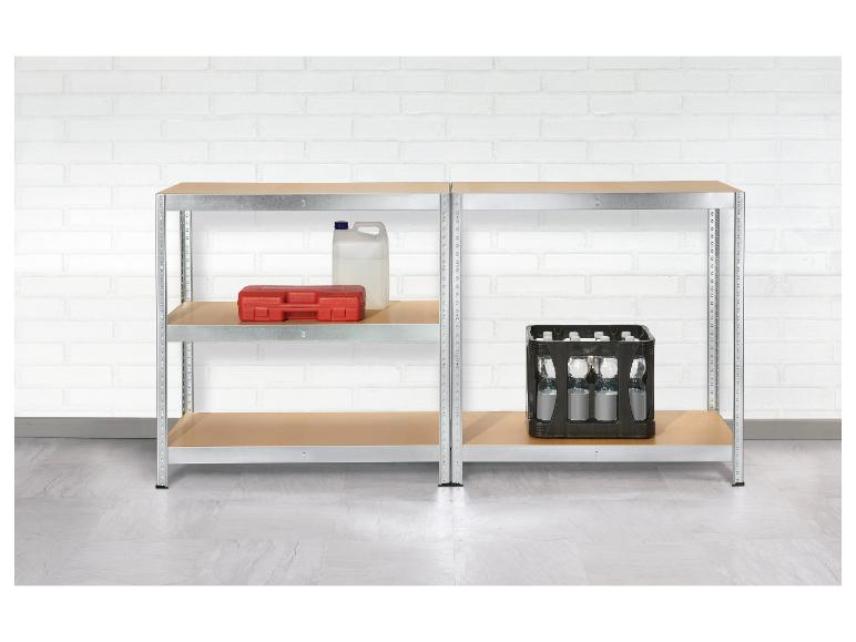 Twee metalen rekken met houten planken, waarop een plastic fles, een gereedschapskist en een krat met flessen staan.