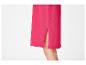 Detail van een fuchsia rok met zijsplit, toont een deel van een been.