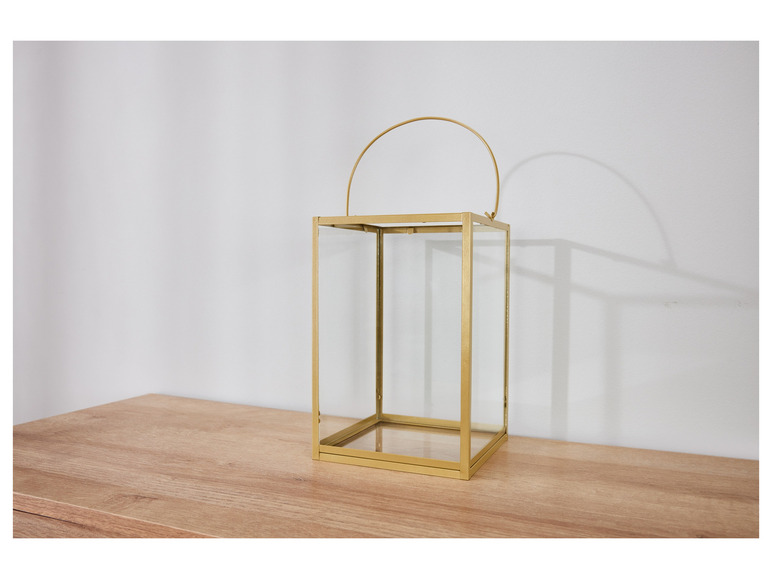 Een gouden lantaarn op een houten tafel