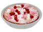 Cake met poedersuiker, frambozen en bloemen in een grijze schaal.