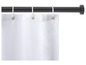 Een witte douchegordijn op een zwarte stang.
