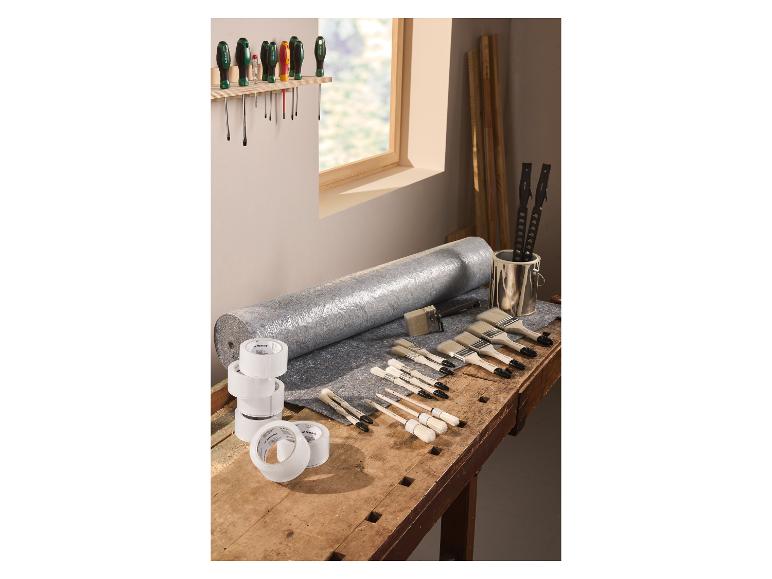 17-delige PARKSIDE® kwastenset met schildersaccessoires op een werkbank.
