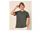 Man in groen T-shirt en zwarte vissershoed, lachend.