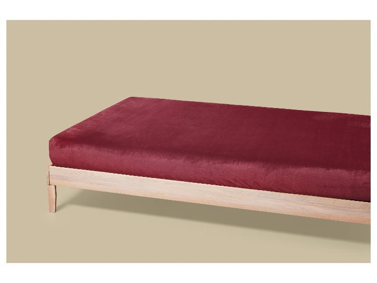 Bed met licht houten frame en donkerrood matrashoes
