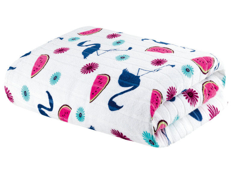 Een witte deken met flamingo's en watermeloenprint.