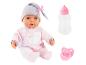 Babypop in roze kleding met muts, flesje en speen.