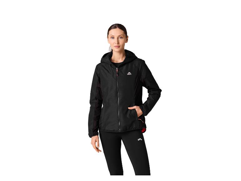 Vrouw in zwart sportjack en zwarte legging.