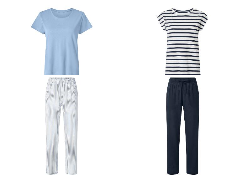 Twee pyjamasets: een lichtblauw effen T-shirt met gestreepte broek en een marineblauw gestreept T-shirt met marineblauwe broek.
