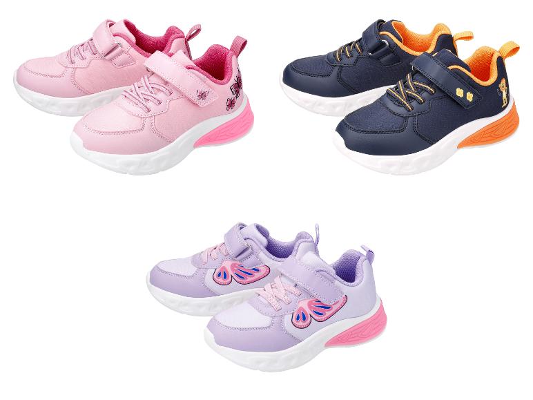 Kinderschoenen in roze, marineblauw en paars met klittenband en veters.