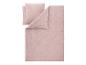 Roze beddengoedset met twee kussens en een dekbed.